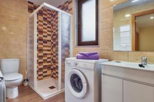 a bathroom with a washing machine and a sink at Valle del Ibias - Segundo Izquierda in Cecos