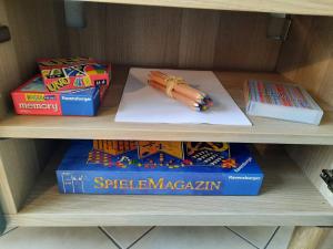 a shelf with a book and a hot dog on top at Ferienwohnung No15 in Pfullendorf