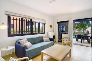a living room with a couch and a table at Meloneras 1 in Maspalomas