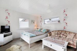 a small room with a couch and a bed at Kleines Schweden in Hennstedt