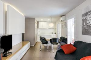 a living room with a couch and a table and chairs at Villa La Vall in L'Escala