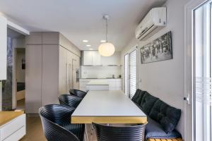 a kitchen and dining room with a table and chairs at Villa La Vall in L'Escala
