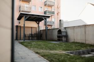 an outside view of a building with a table and chairs at Barrierefreies Loft Apartment in Dessau