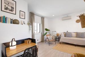 a living room with a couch and a table at Casa Barroca in Alte