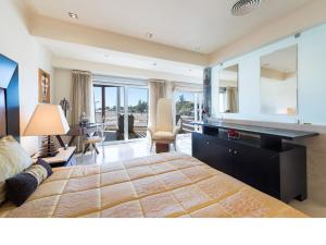 a large bedroom with a large bed and a desk at Chalet en la playa San Agustin in Maspalomas