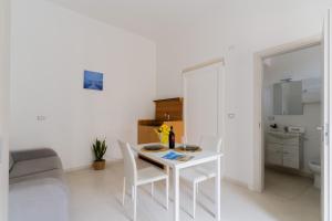 a white table and chairs in a living room at Casa Elaia 4 posti a Cannole in Cannole
