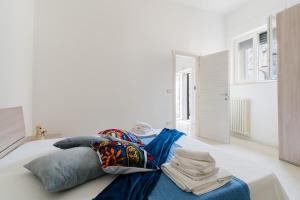 a white room with a bed with pillows on it at Casa Elaia 4 posti a Cannole in Cannole