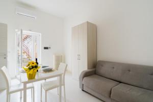 a living room with a table and a couch at Casa Elaia 4 posti a Cannole in Cannole +15 photos