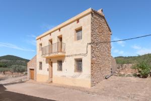 a building with a balcony on the side of it at Casa del Practicant in Culla