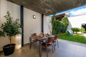 a dining room with a table and chairs at Ca Na Xisca in Sa Pobla