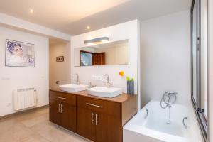 a bathroom with two sinks and a tub at Ca Na Xisca in Sa Pobla +22 photos