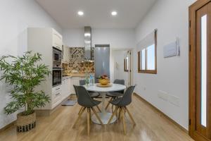 a kitchen and dining room with a table and chairs at Vista Valle in La Orotava +18 photos