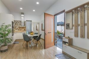 a kitchen and dining room with a table and chairs at Vista Valle in La Orotava