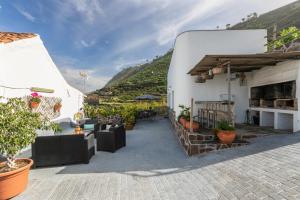 a patio of a white building with plants at Vista Valle in La Orotava
