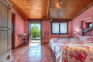 a bedroom with a bed and a wooden ceiling at Angela in Isla