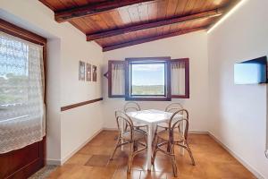 a dining room with a table and chairs at La Mignola - Casa Vacanze in Vieste