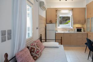a small kitchen with a couch in a room at Gorgona 1 in Loutra