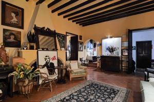 a living room with a table and chairs at Navila Estudio en la piscina in Ibiza Town