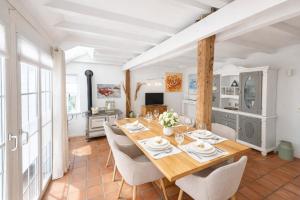 a dining room with a wooden table and chairs at Huus ant Kornfeld Erdgeschoss in Osteel