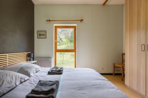 a bedroom with a bed with towels on it at le gite à Géo in Thoiry