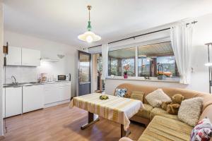 a living room with a couch and a table at Ferienwohnung Heidi in Bielatal