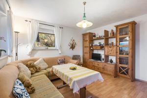 a living room with a couch and a table at Ferienwohnung Heidi in Bielatal