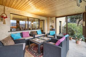 a living room with a couch and a table at Ferienwohnung Heidi in Bielatal
