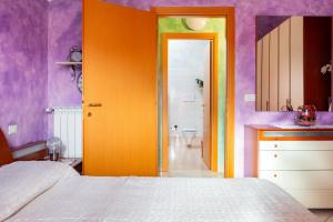 a bedroom with a bed and a bathroom at Il Dolce Risveglio in Fossacesia