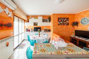 a living room with a table and a kitchen at Il Dolce Risveglio in Fossacesia