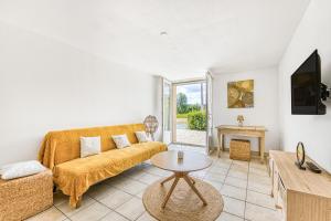 a living room with a couch and a table at Gite Barrail du Moulin in Bégadan