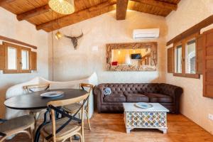 a living room with a couch and a table at El Kubo in Olba