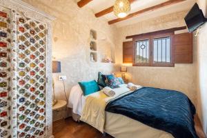 a bedroom with a bed and a tv in a room at El Kubo in Olba
