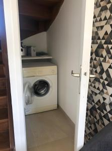 a washer and dryer in a small room at Le Relais de Chasse in Eu