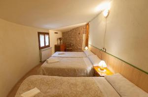 a hotel room with two beds and a window at Cal Marti in Farena