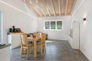 a kitchen and dining room with a table and chairs at Ferienwohnung Seeglück in Moos