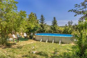 a bath tub in a yard with trees at El Torrent in Pinell de Solsones