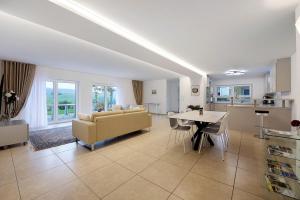 a living room and kitchen with a couch and a table at Ferienwohnung Talblick in Stockach