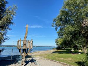 a park next to a body of water with a net at Ferienwohnung Seeglück in Moos