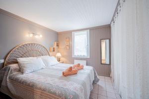 a bedroom with a bed with two towels on it at Gîtes le Clos des Pradals in Tarascon-sur-Ariège