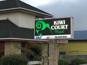 - un panneau de kiwi devant un bâtiment dans l'établissement Kiwi Court Motel, à Hawera