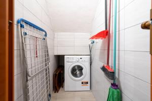 a laundry room with a washer and a washing machine at Dimora Donna Lucrezia in Mola di Bari