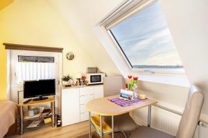 a small room with a desk and a window at Casa Felicitas Fewo und Studio in Möhnesee