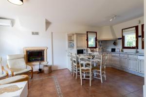 a kitchen and living room with a table and chairs at Maison Iris in Castelnaud La Chapelle