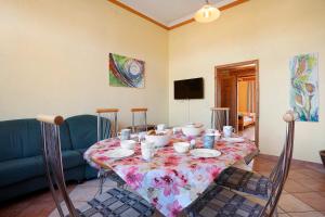 a living room with a table and a blue couch at Gutshaus Meerzauber in Altenkirchen