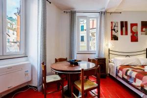 a room with a table and a bed and a bedroom at Lisettarooms in Vernazza