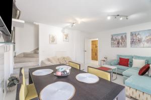 a living room with a table and a couch at Apartamento Afirama 1 in Araya