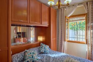 a bedroom with a bed and a window at Casa Romo 2 in Rute