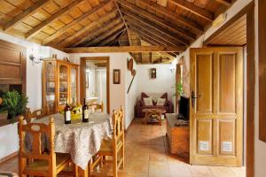 a dining room with a table and wooden ceilings at Casa Rural Ciso in Tijarafe