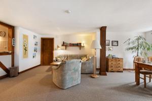 a living room with a couch and a table at Ferien Auf Dem Lande in Scheggerott