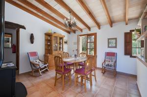a dining room with a table and chairs at Las Palmeras in El Port